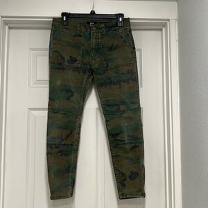 BDG Jeans Womens size 28, Low Rise Capri, Camouflage Ankle Zip, so cute